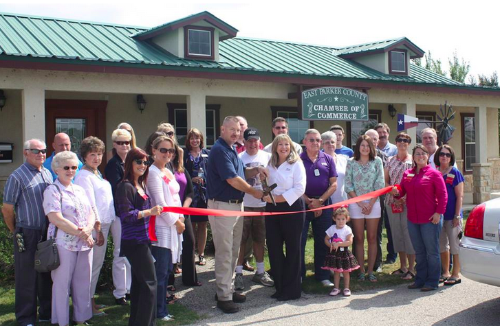 Mark and Jolene Slocum cutting ribbon in front of Chamber of Commerce