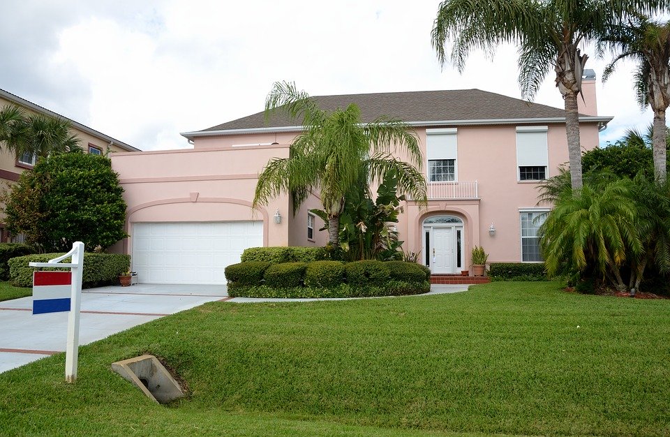 A large lawn in front of a house Description automatically generated